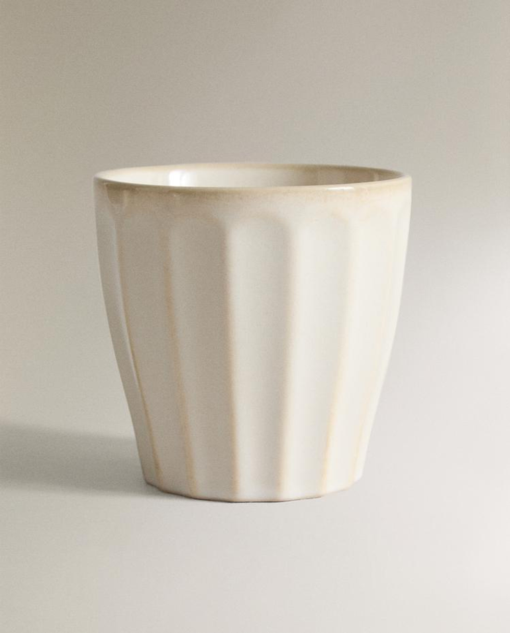 ZARA HOME КРУЖКА ИЗ КЕРАМОГРАНИТА С ТИСНЕНИЕМ, КРЕМОВЫЙ