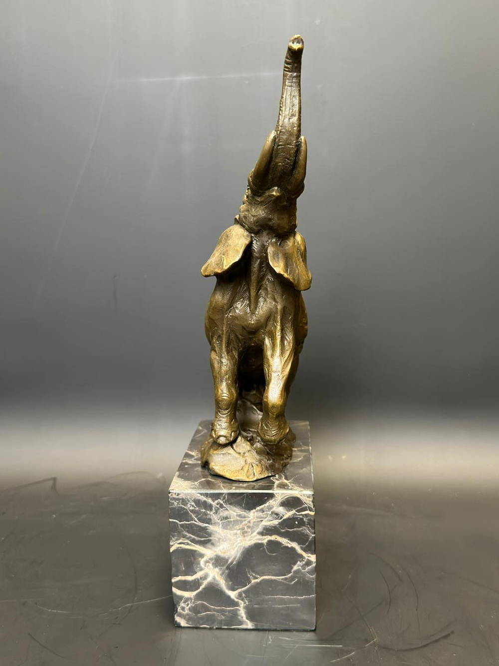 Бронзовая скульптура «Слон с поднятым хоботом»