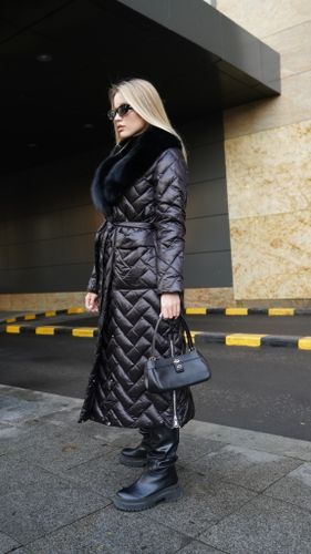 Черный длинный стеганый пуховик с меховым воротником