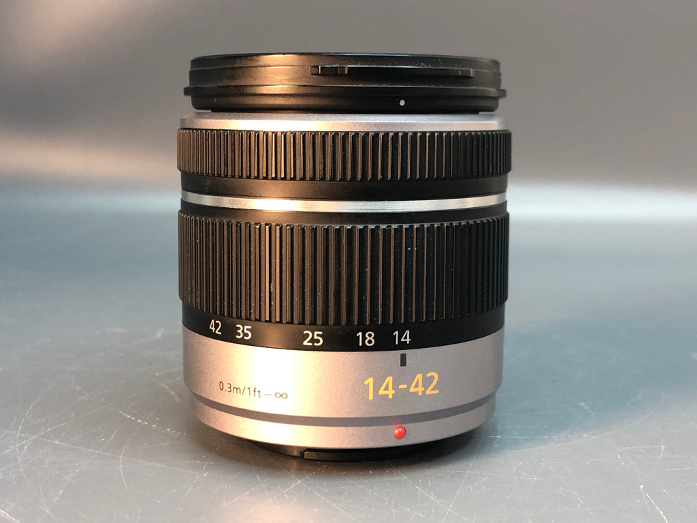 Panasonic DMC-G5 Kit 14-42mm, внизу след от штатива