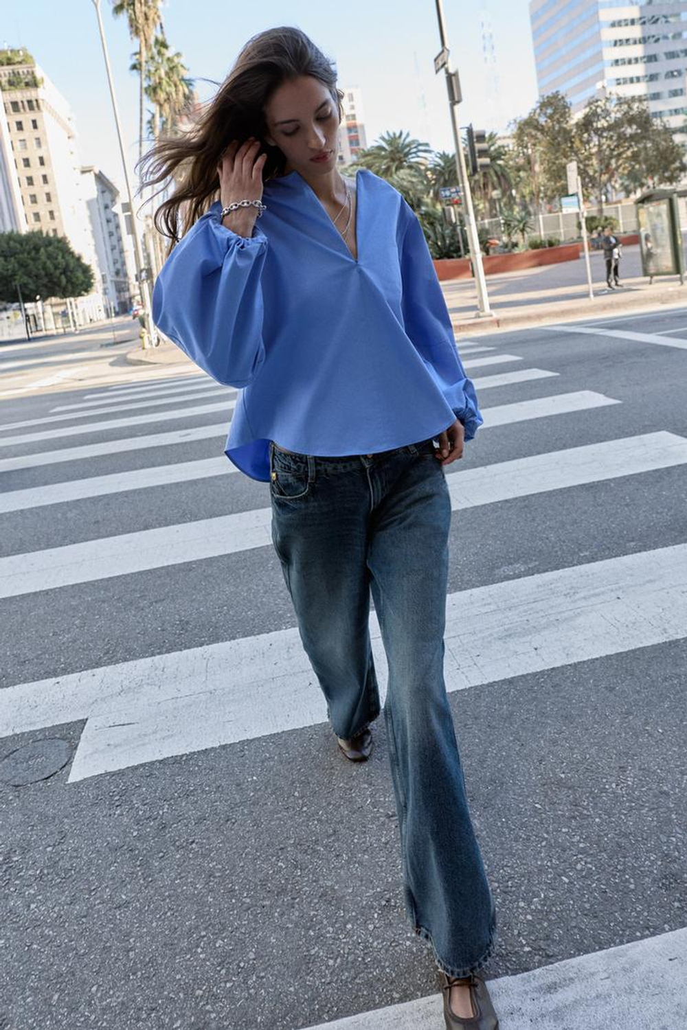 ZARA РУБАШКА ИЗ ПОПЛИНА С ОБЪЕМНЫМИ РУКАВАМИ, ГОЛУБОЙ