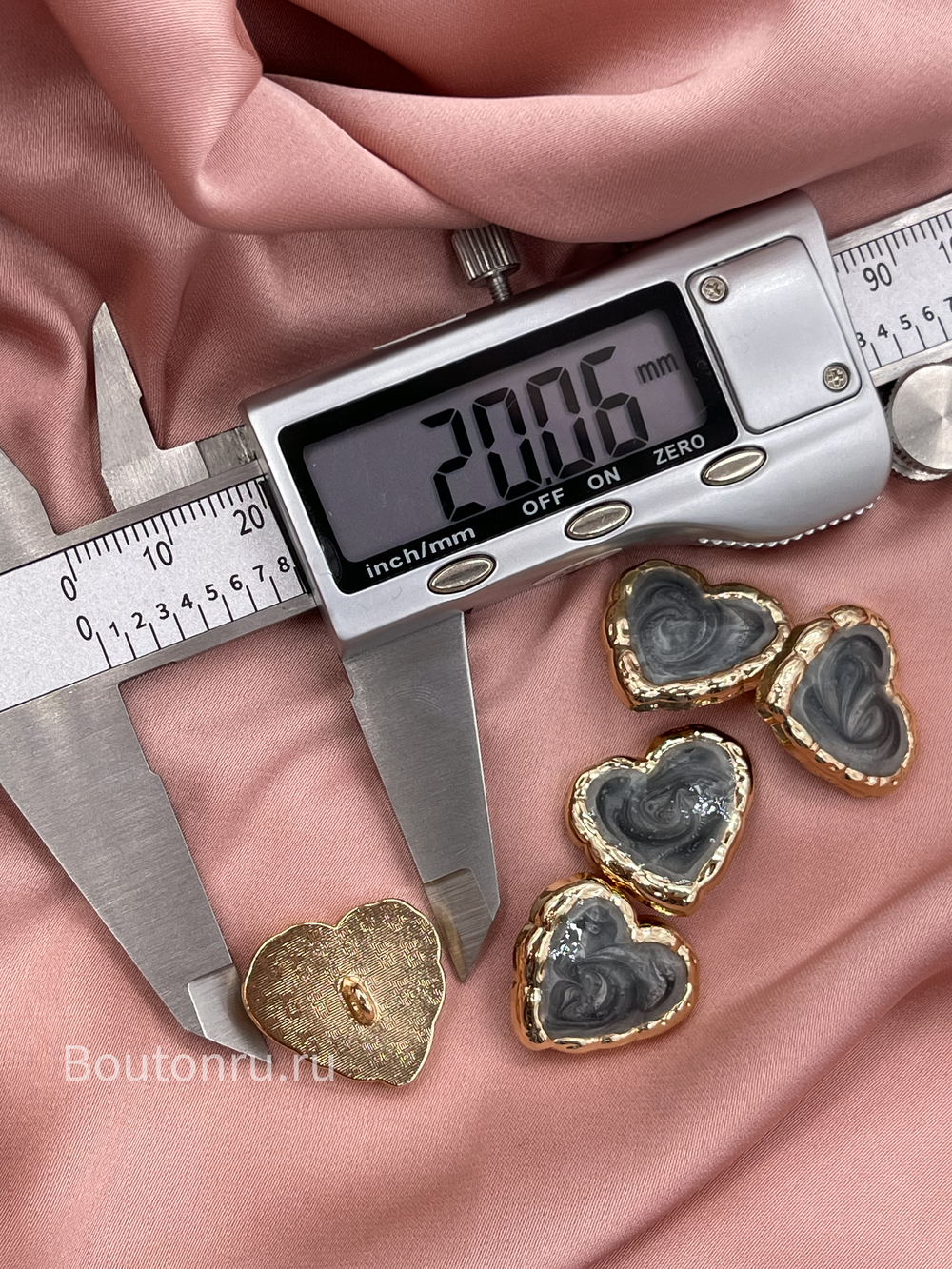 Пуговицы сердце с темно-серой эмалью золото