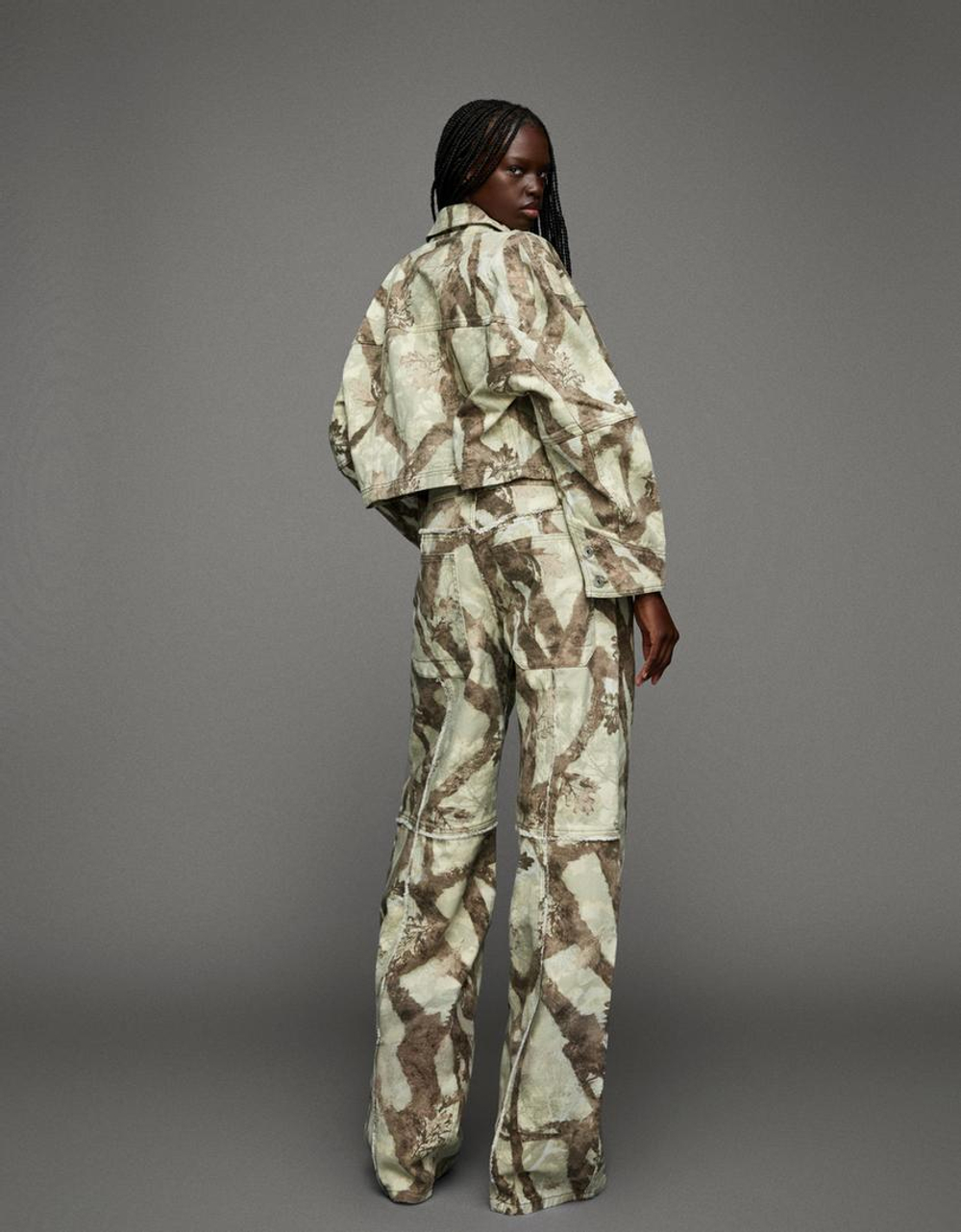 BERSHKA Джинсовая укороченная куртка с принтом, темно-серый