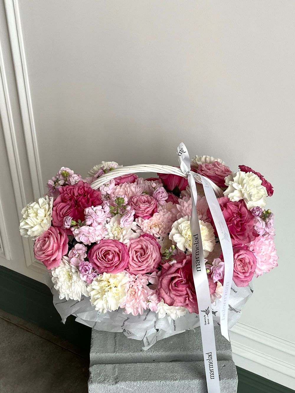 Цветочная корзина в розовых оттенках размер M