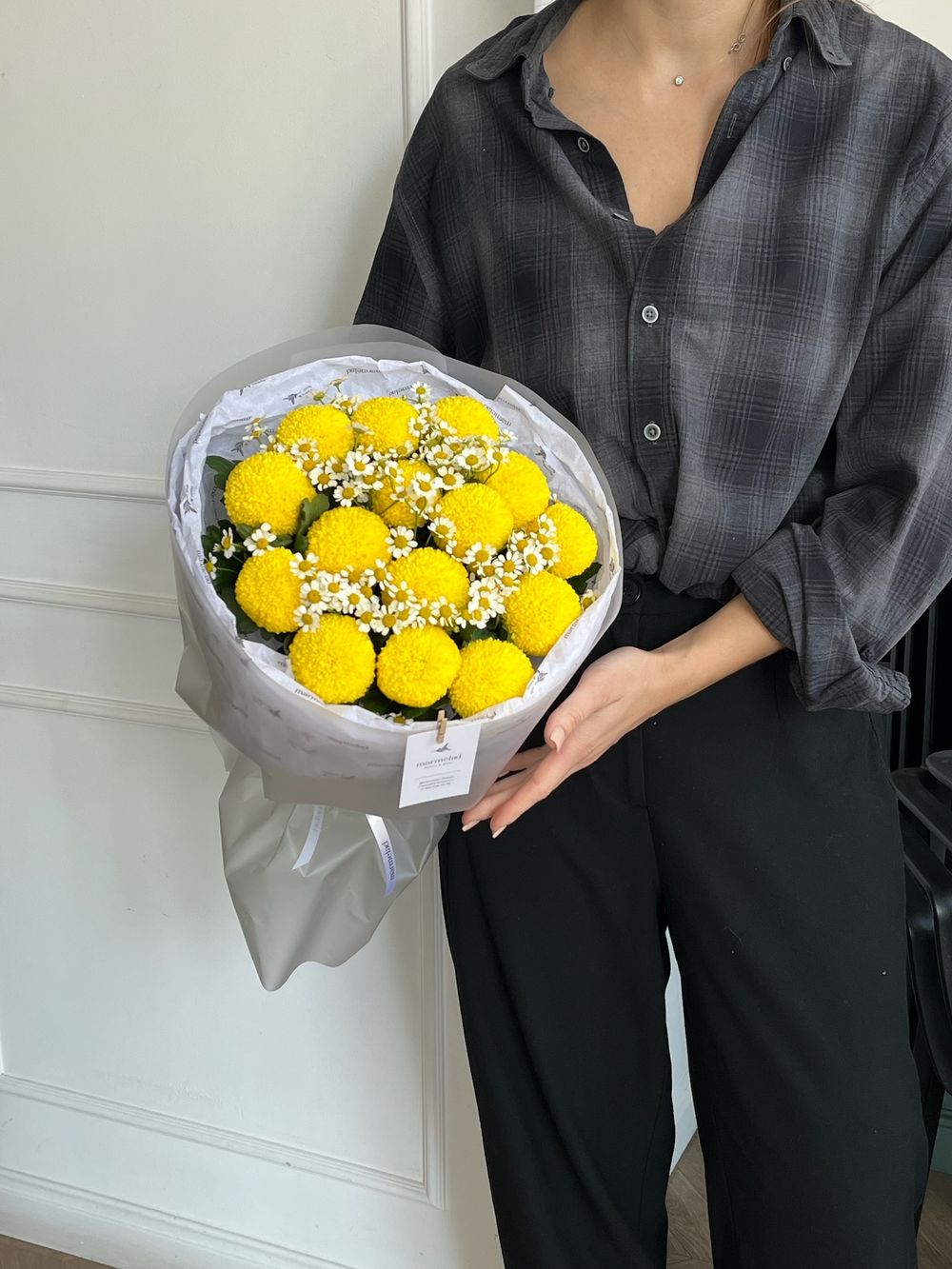 Букет из одноголовой хризантемы и ромашки