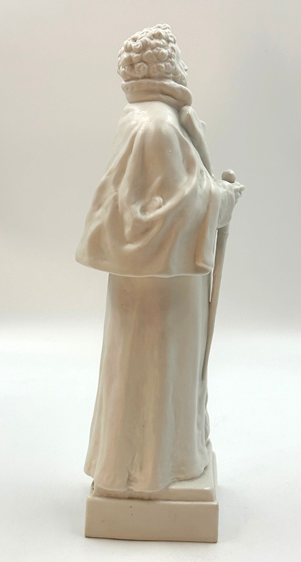 Фарфоровая скульптура «Пушкин перед дуэлью». Автор А. А. Суворов. Дмитровская фарфоровая фабрика, Ве