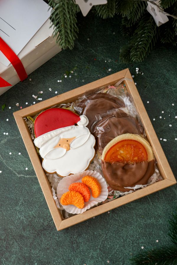 Пряник голова Деда Мороза, три апельсина в шоколаде, три шоколадные мандариновые дольки