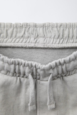 ZARA КРАШЕНЫЕ ШОРТЫ, СВЕТЛО-СЕРЫЙ