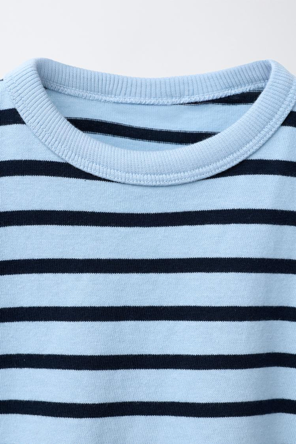 ZARA ФУТБОЛКА В ПОЛОСКУ С ВЫШИТОЙ НАДПИСЬЮ, СИНИЙ/ИНДИГО