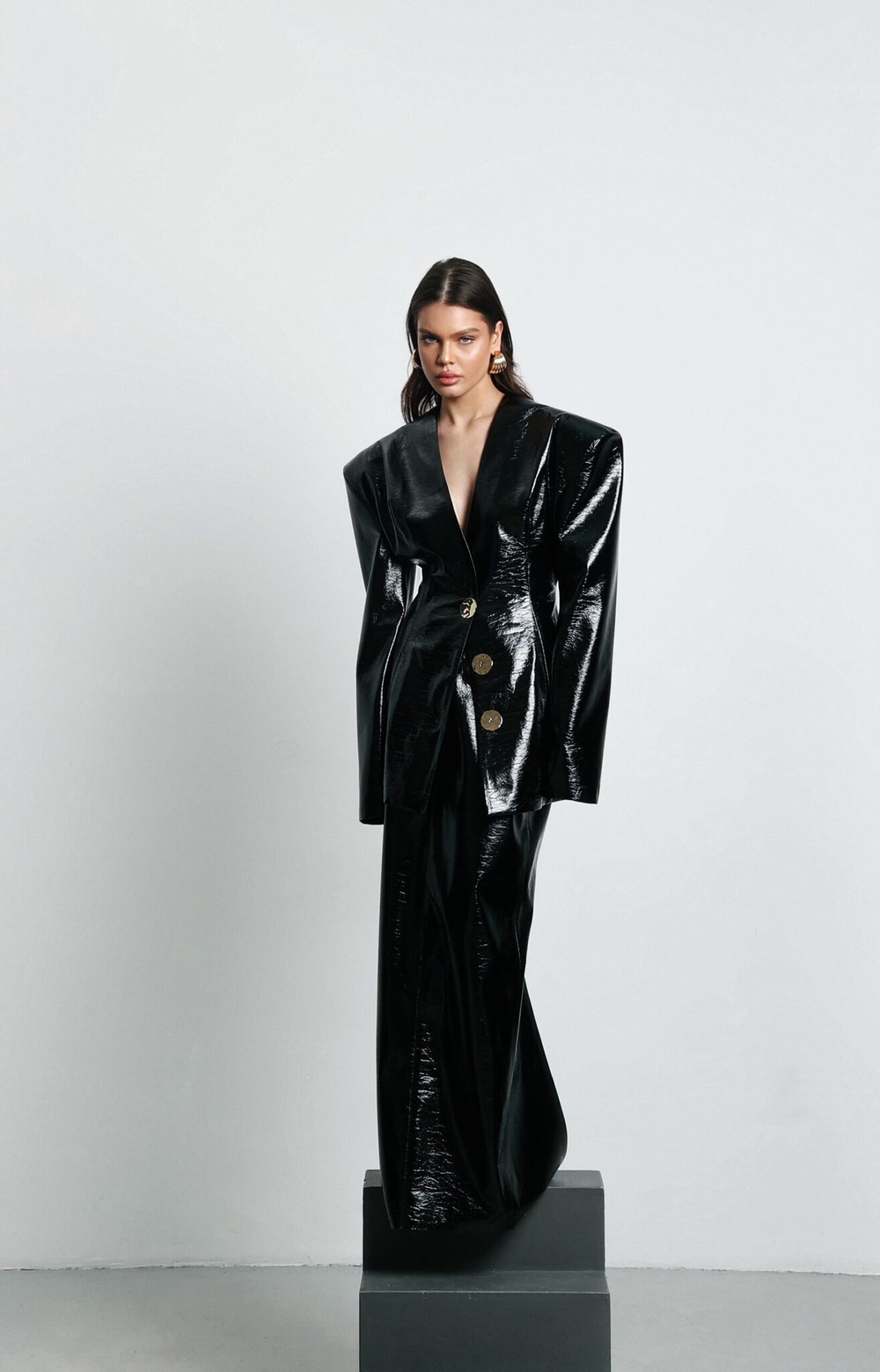 Приталенный жакет с объемными плечами