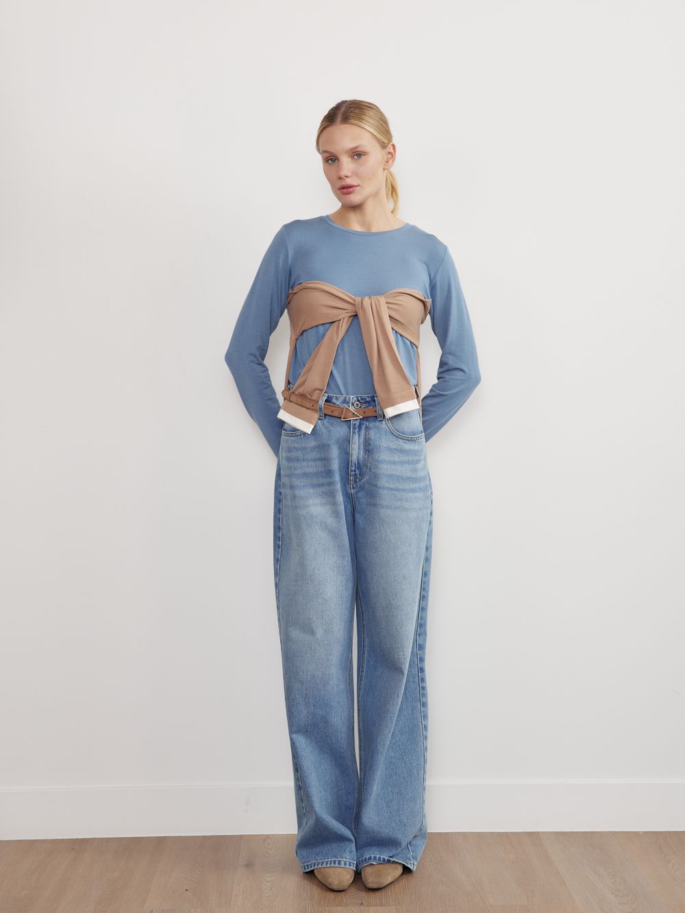 БАЗОВЫЙ ТОНКИЙ РЕМЕНЬ С ТРЕУГОЛЬНОЙ ПРЯЖКОЙ ЗАМША КАПУЧИНО