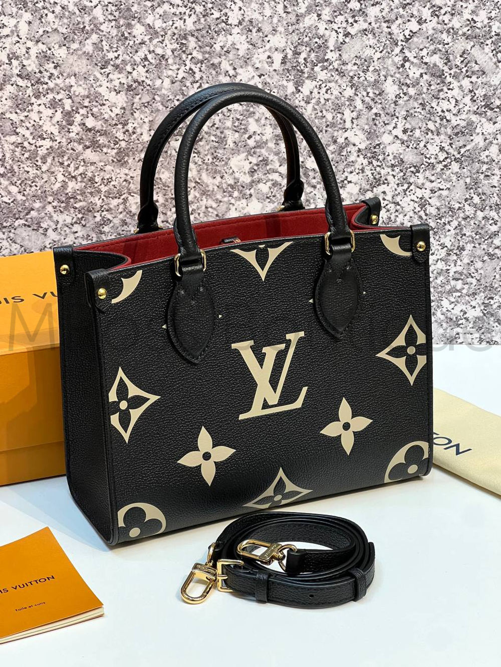 Черная сумка Louis Vuitton Onthego PM с узором монограм