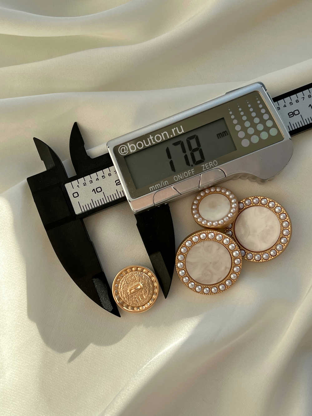 Пуговицы перламутровые с золотом и жемчугом
