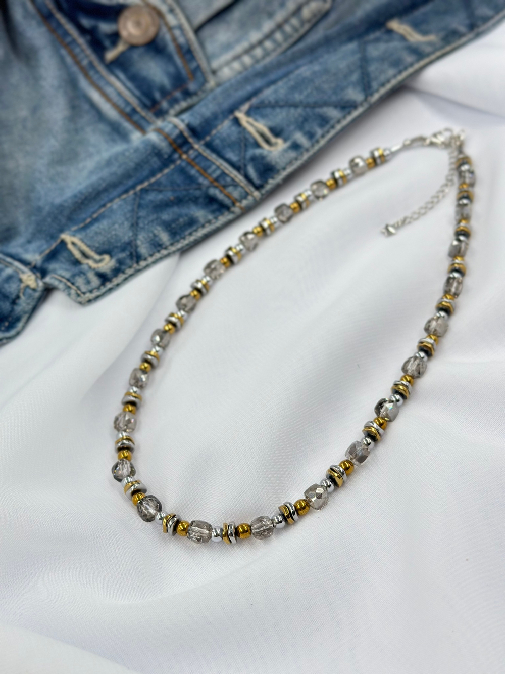 Колье из гематита и чешского стекла, оттенки золото, серебро, серый