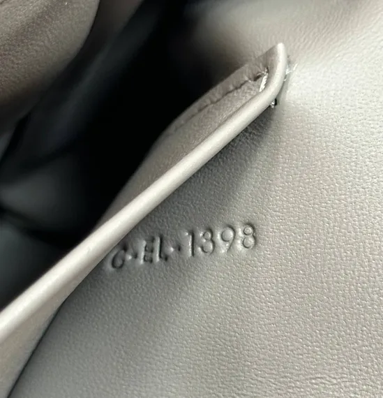 Сумки CELINE MEDIUM NINO из блестящей телячьей кожи серый
