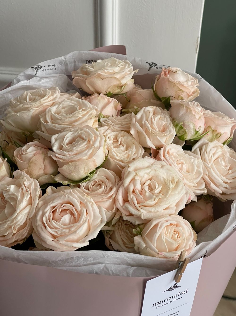 Авторский букет из кустовой пионовидной розы с крупным бутоном в оформлении