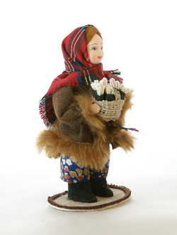 Кукла фарфоровая Девочка с корзиной подснежников