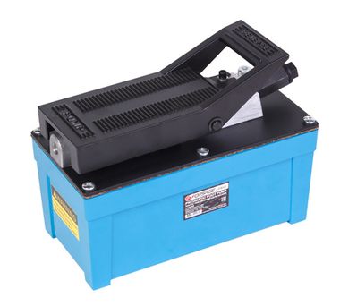 Насос пневмогидравлический ножной (объем масла - 1.6л, давление - 700 bar ) Forsage F-0100-4-2