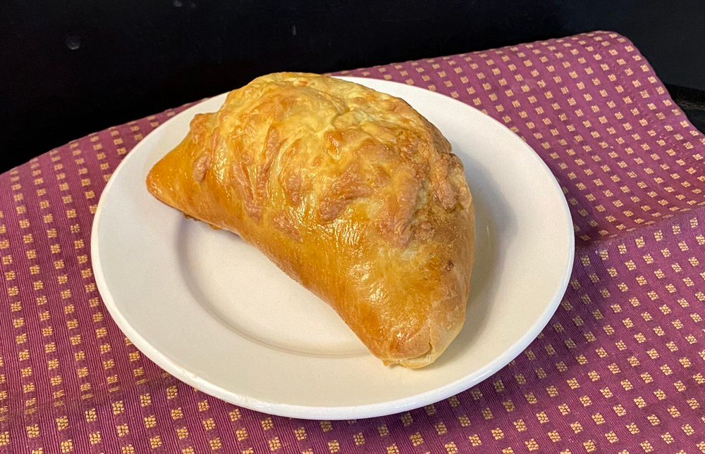 Хачапури по-гурийски с зеленым луком и яйцом