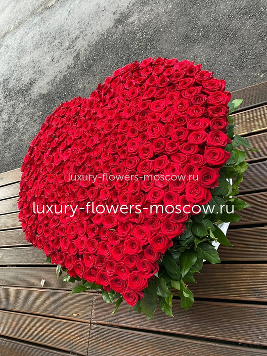 501 красная роза сердцем в корзине