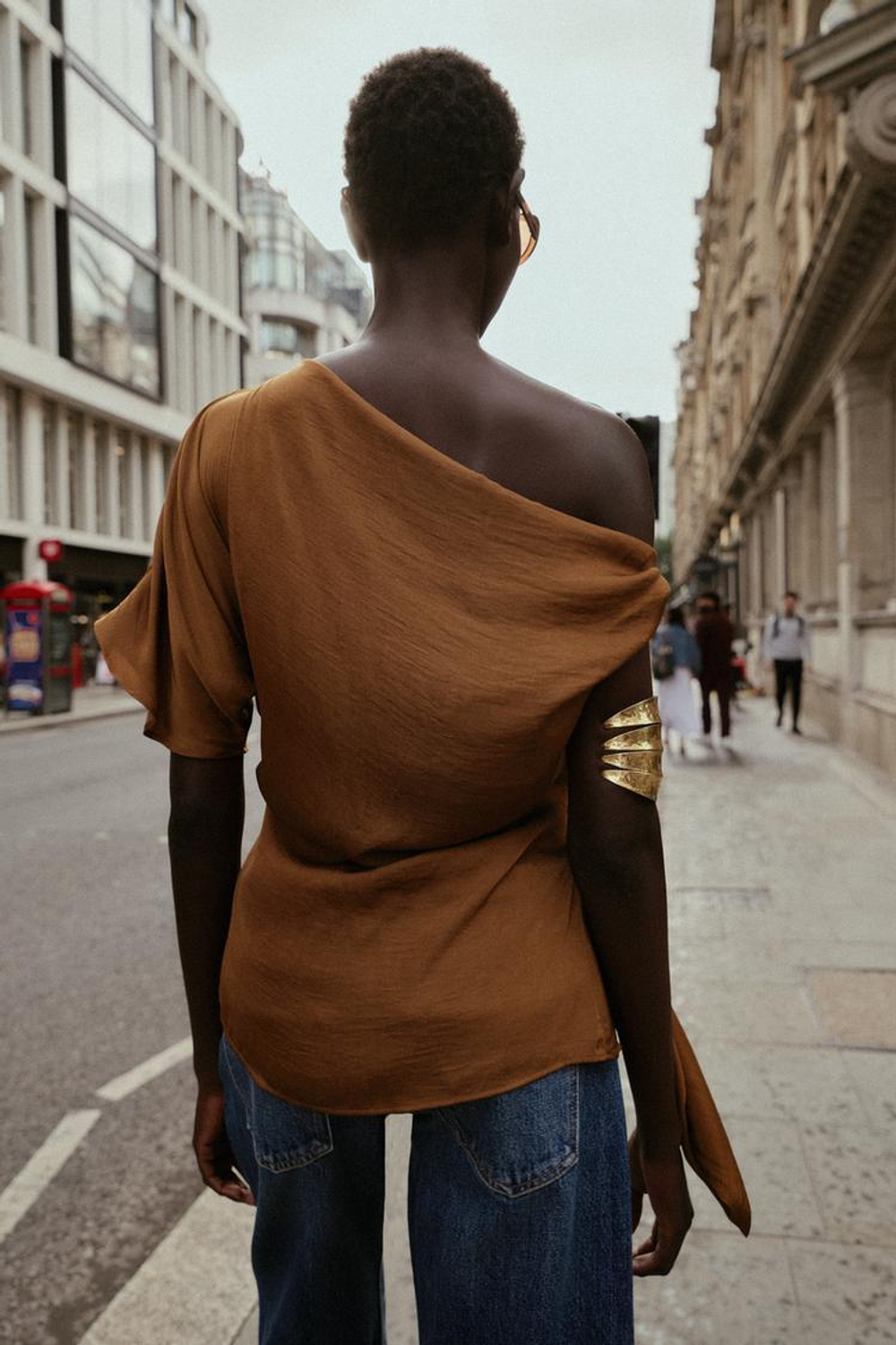 ZARA АТЛАСНЫЙ ТОП АСИММЕТРИЧНОГО КРОЯ С АППЛИКАЦИЕЙ, ТАБАЧНЫЙ