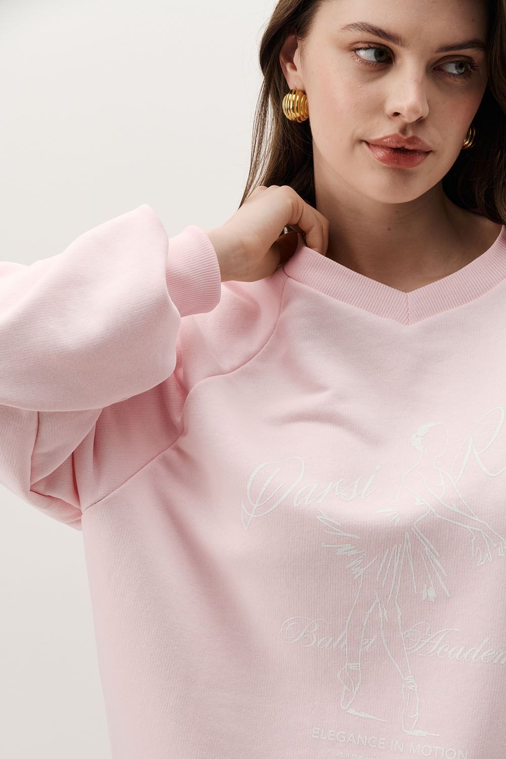 Свитшот с V-образным вырезом нежно-розового цвета