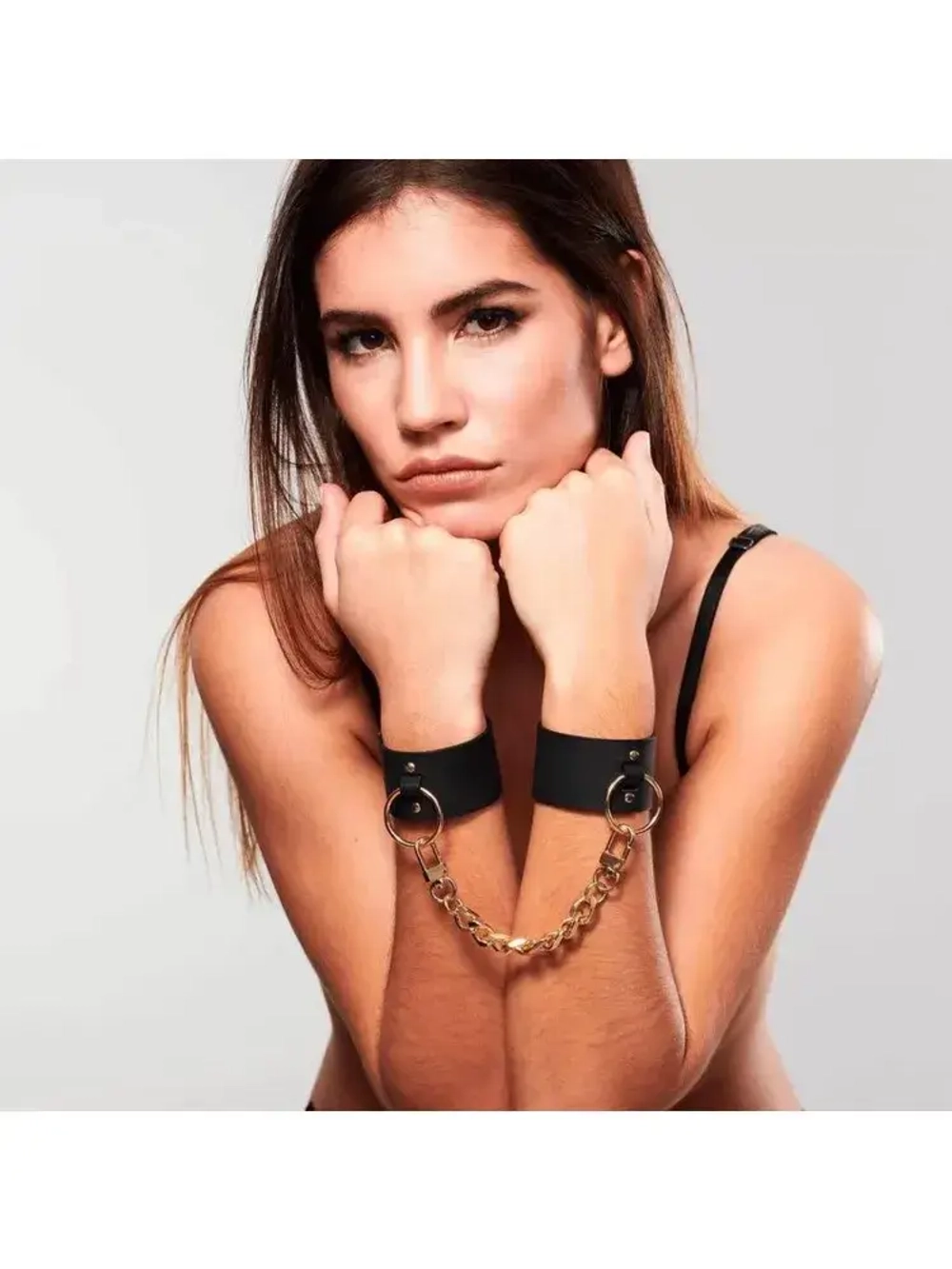 Наручники эротические Bijoux Indiscrets Maze Wide Cuffs, черно-золотые, кожаные, PU ремни