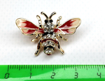Брошка костюмная "Розовая пчела".  Строгая. Классическая.пчела" со стразами.