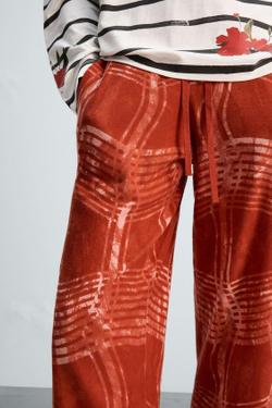 ZARA ТРИКОТАЖНЫЕ БРЮКИ С ГРАФИЧЕСКИМ ПРИНТОМ © OTIS KWAME KYE QUAICOE, КРАСНЫЙ