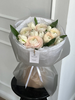 Букет сборный с ранункулюсами и белыми тюльпанами