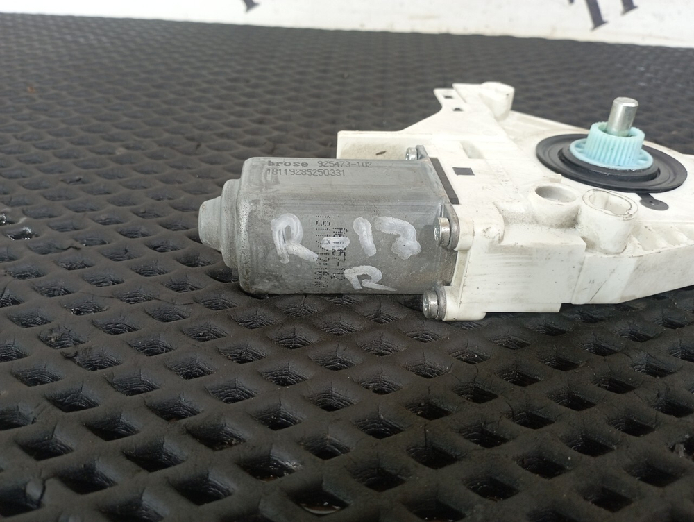 Моторчик стеклоподъемника правый 2020г