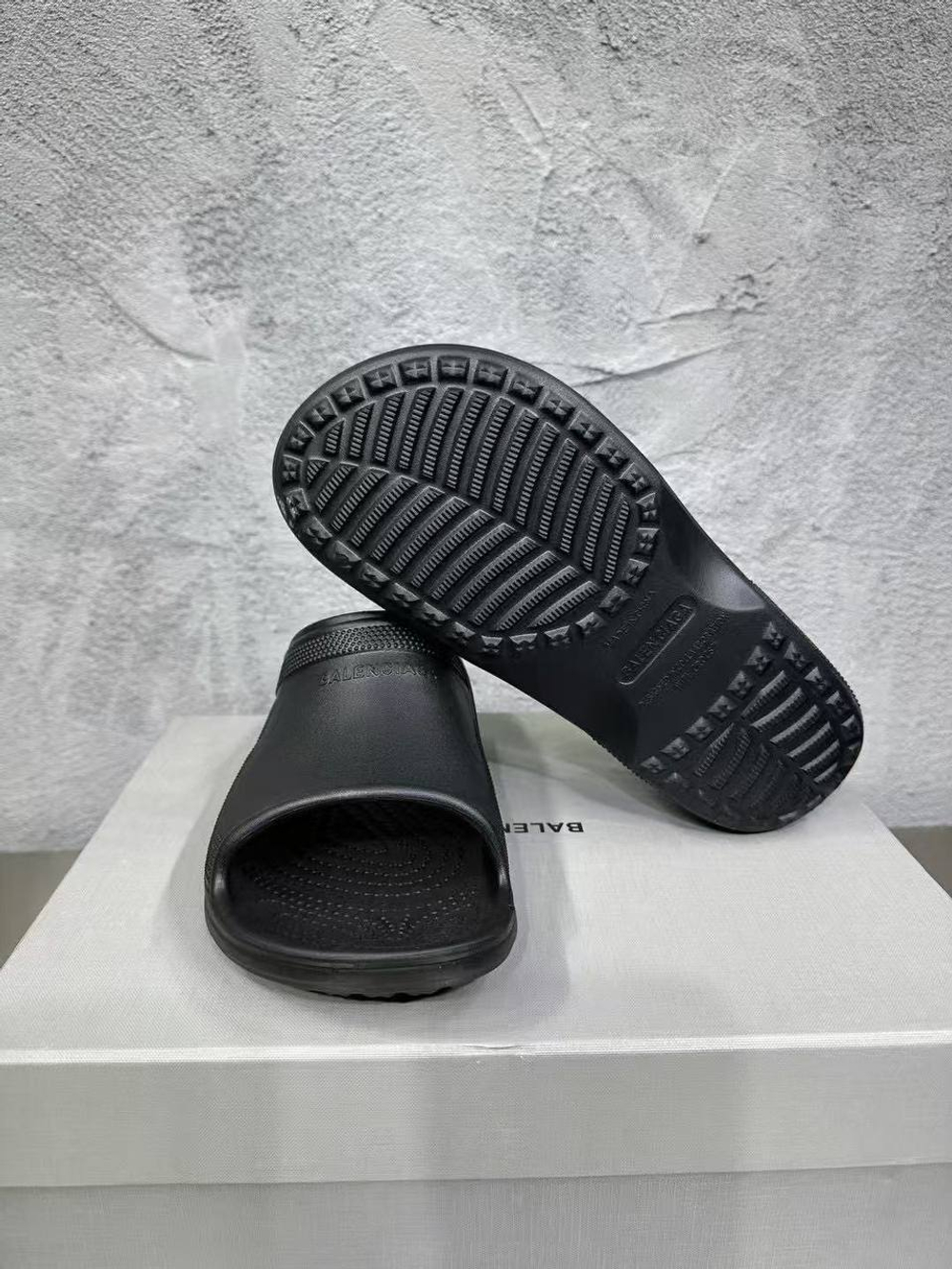 Шлёпанцы Balenciaga