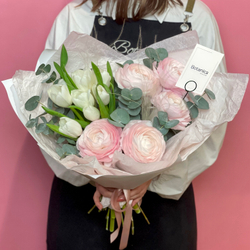 Авторский букет с пятью ранункулусами, семью тюльпанами и эвкалиптом 80220262