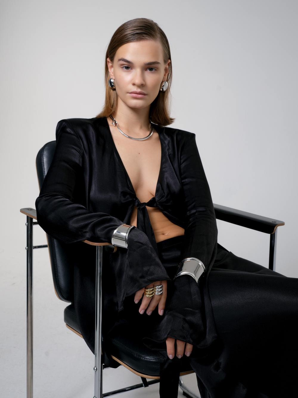 серебряная металлическая подвеска дуга