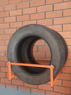 Кронштейн-держатель для хранения шин