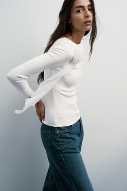 ZARA ФУТБОЛКА С ОБЪЕМНЫМ ЦВЕТКОМ, БЕЛЫЙ