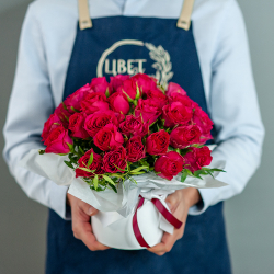 Малиновые кенийские розы в шляпной коробке