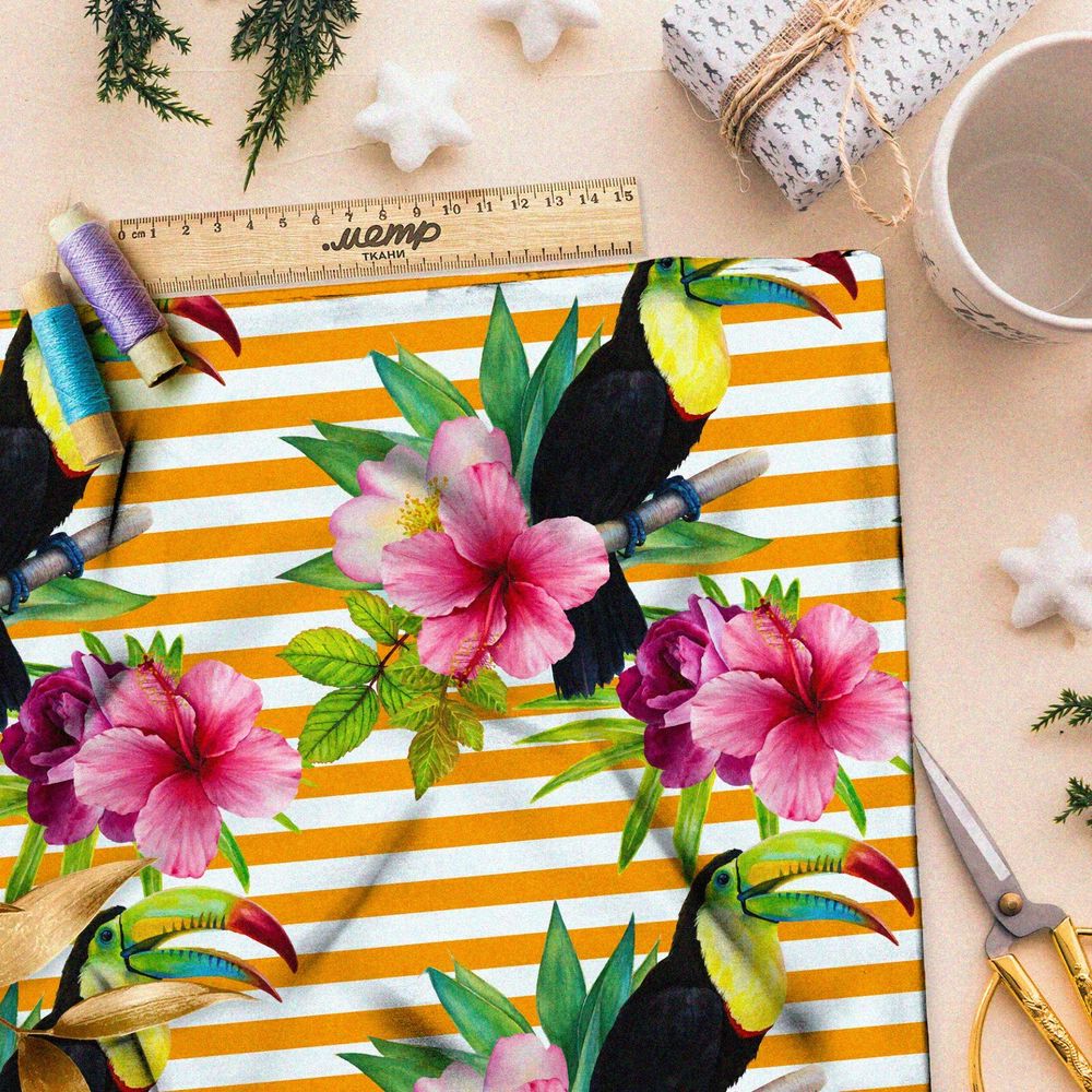 Ткань барби реалистичные петуньи и туканы на ярком полосатом фоне