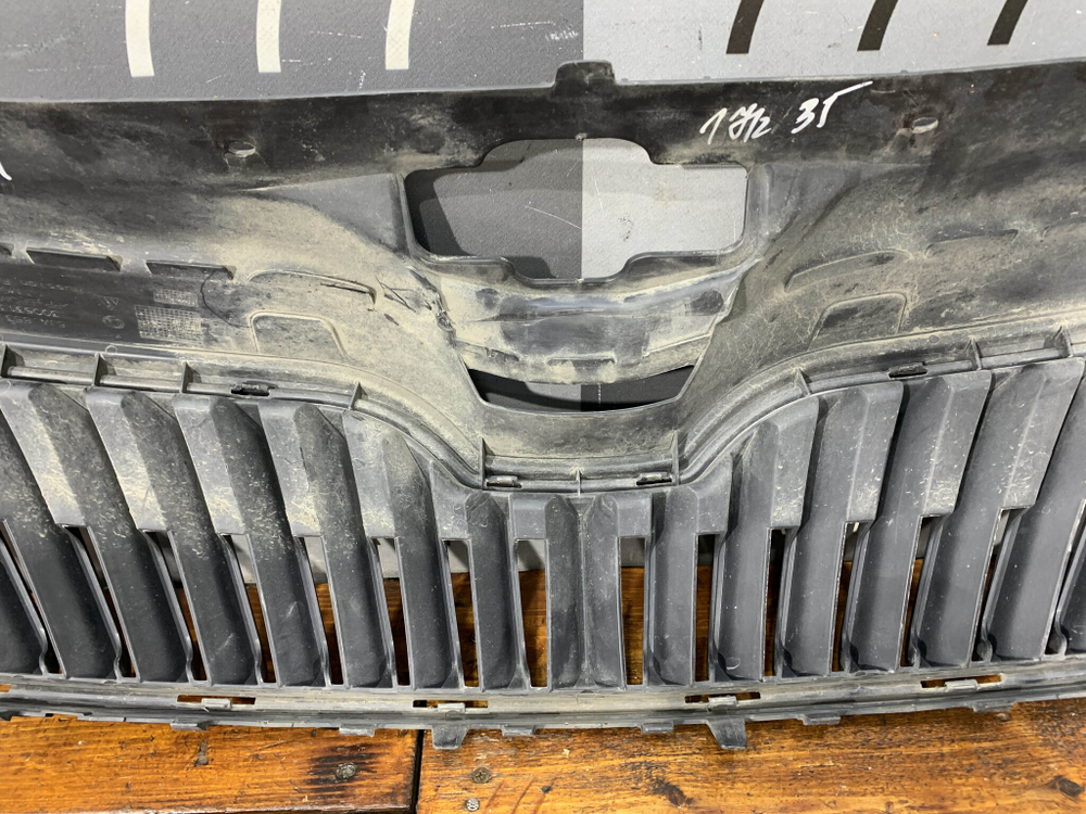 Решетка радиатора Skoda Rapid 1 12-20 Б/У Оригинал 5JA853668