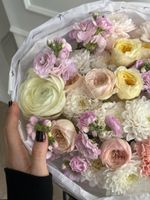 Букет из кустовых пионовидных роз, маттиолы, хризантемы и ранункулюса