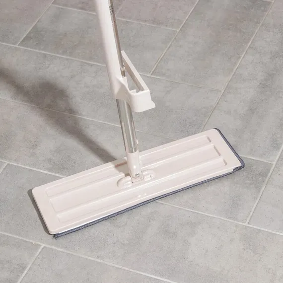 Швабра для мытья пола плоская с вертикальным отжимом Доляна, 2 насадки из микрофибры 35×14 см, стальная ручка 125 см