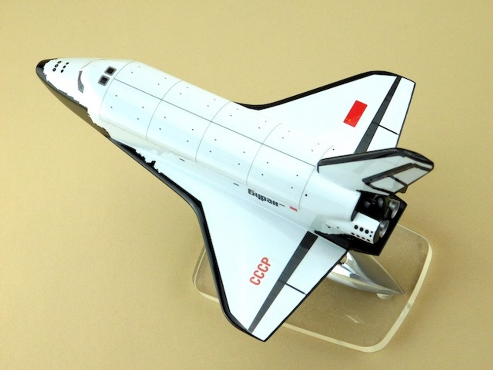 Модель космического корабля Буран (М1:144)