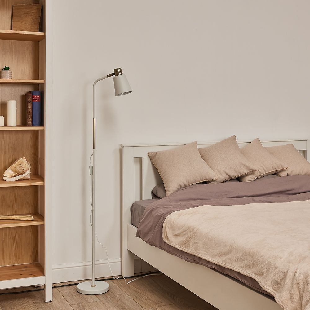 UML-T700 E27 WHITE Торшер напольный под лампу Е27. 40W. с регулировкой наклона. Механический выключатель. Белый. ТМ Uniel