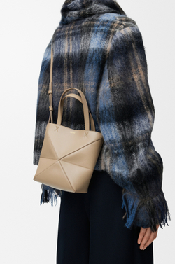Loewe Мини-сумка Puzzle Fold из блестящей телячьей кожи, песочный