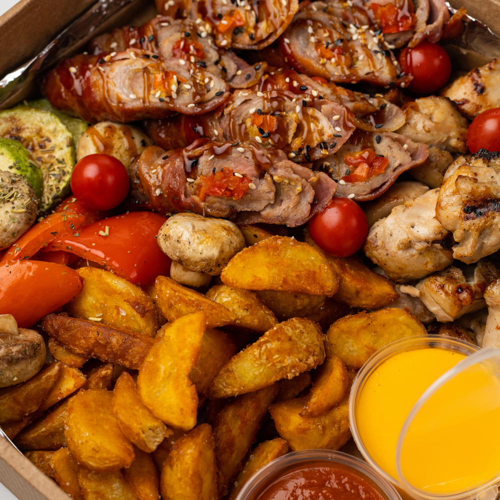 Бокс горячего приготовления на компанию с куриными шашлычками и рулетиками из свинины (вес 1500 гр)