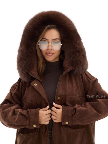 Объемная парка коричневого цвета из замши