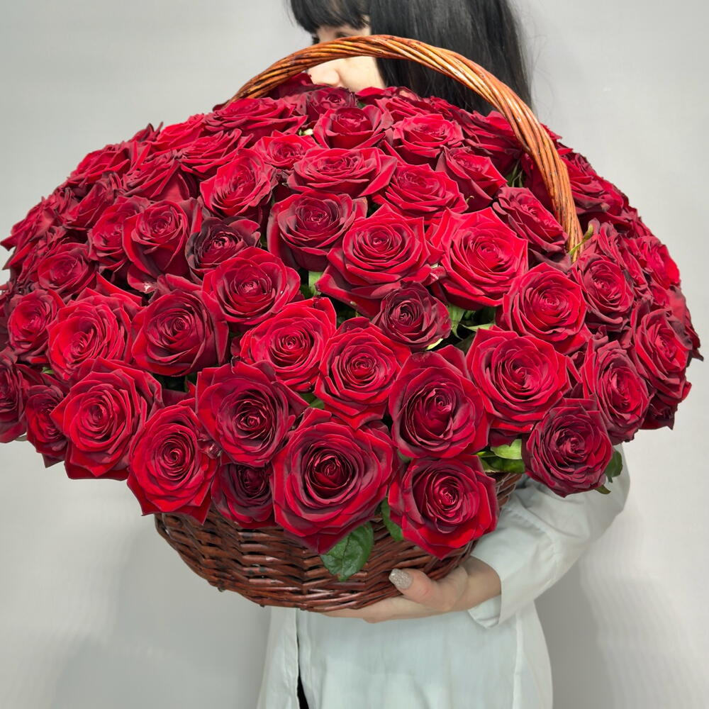 Корзина из красной розы премиум Рэд Наоми 101