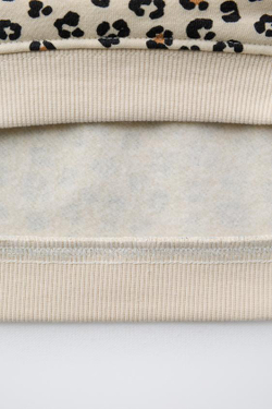 ZARA КОМПЛЕКТ ИЗ ТОЛСТОВКИ И ЛЕГИНСОВ С АНИМАЛИСТИЧНЫМ ПРИНТОМ, ЭКРЮ