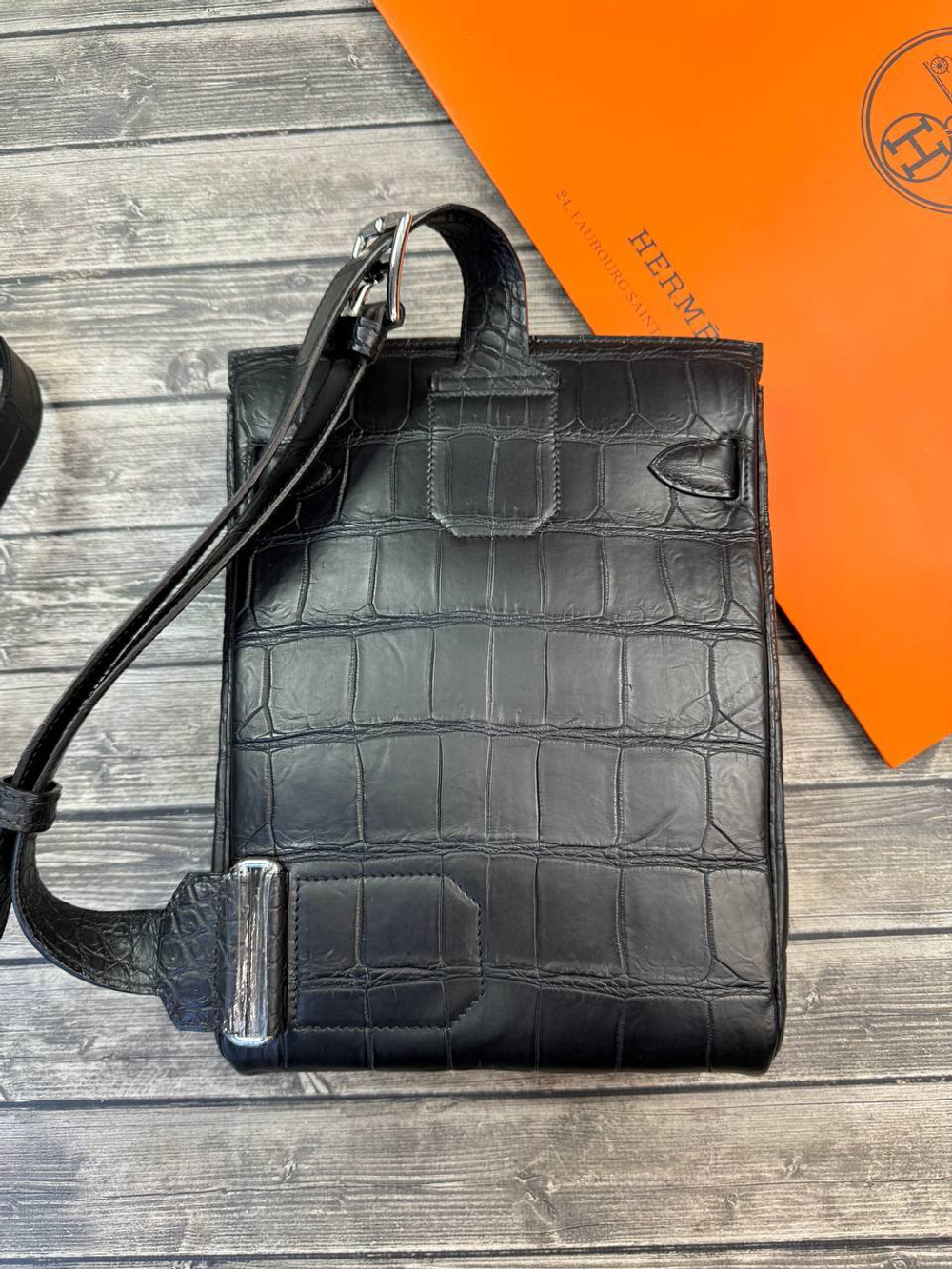 Сумка-слинг Hermes из кожи крокодила