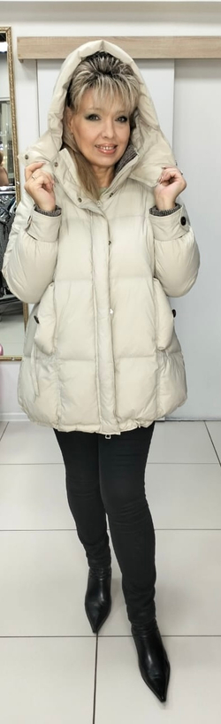 Модная cтеганная куртка-пуховик в молочном цвете